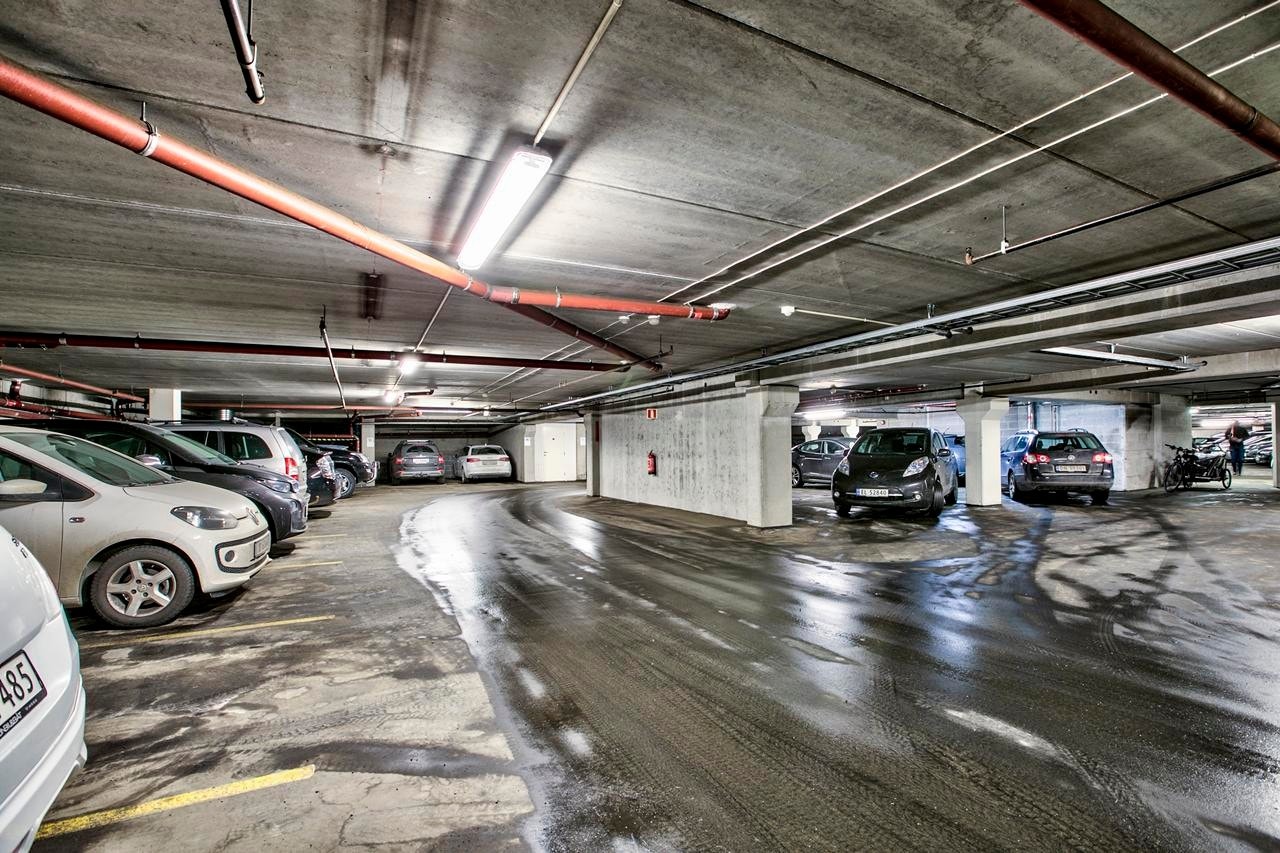 Garasjeanlegg i kjeller. Galleribilde