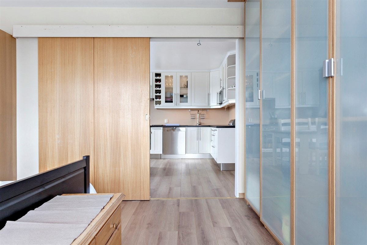 Bra med garderobeskap Galleribilde