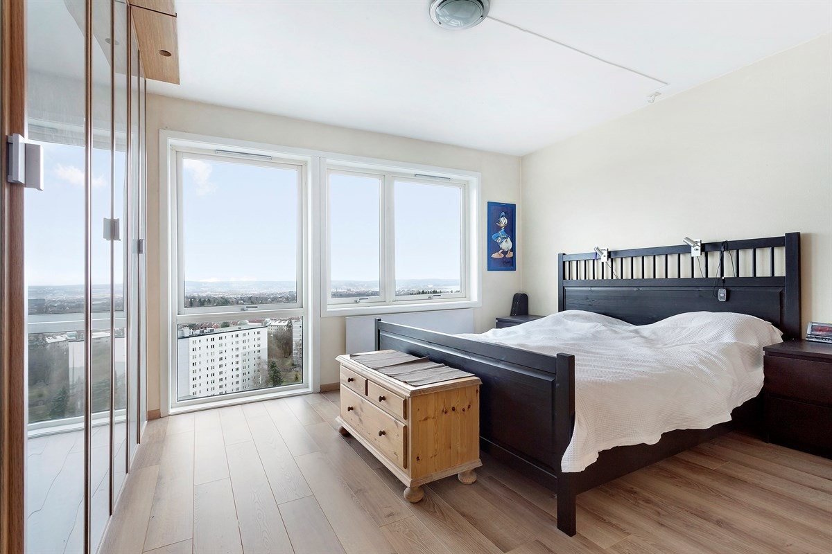 Lyst og fint hovedsoverom Galleribilde