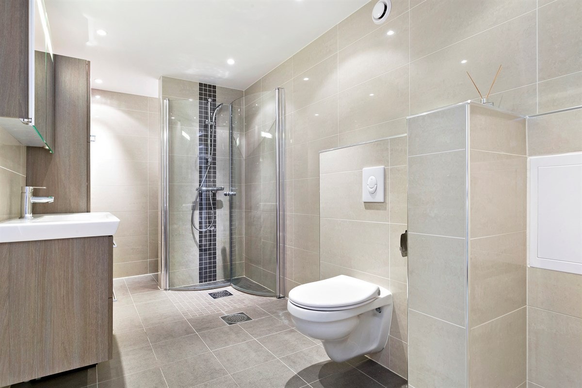 Lekkert flislagt bad fra 2012. Pusset opp av fagfolk og dokumentasjon foreligger Galleribilde