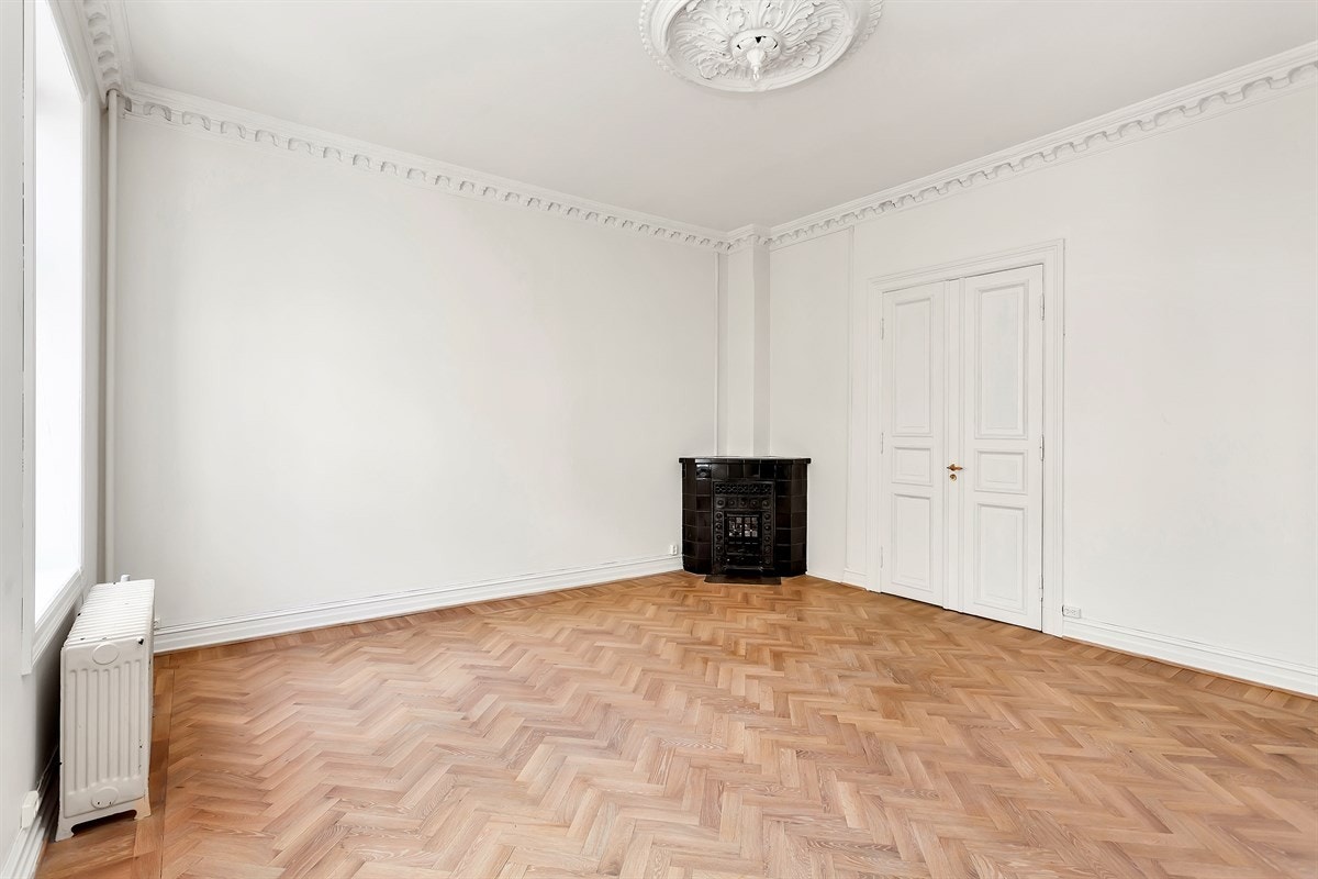- Leiligheten har mange flotte klassiske detaljer - Galleribilde