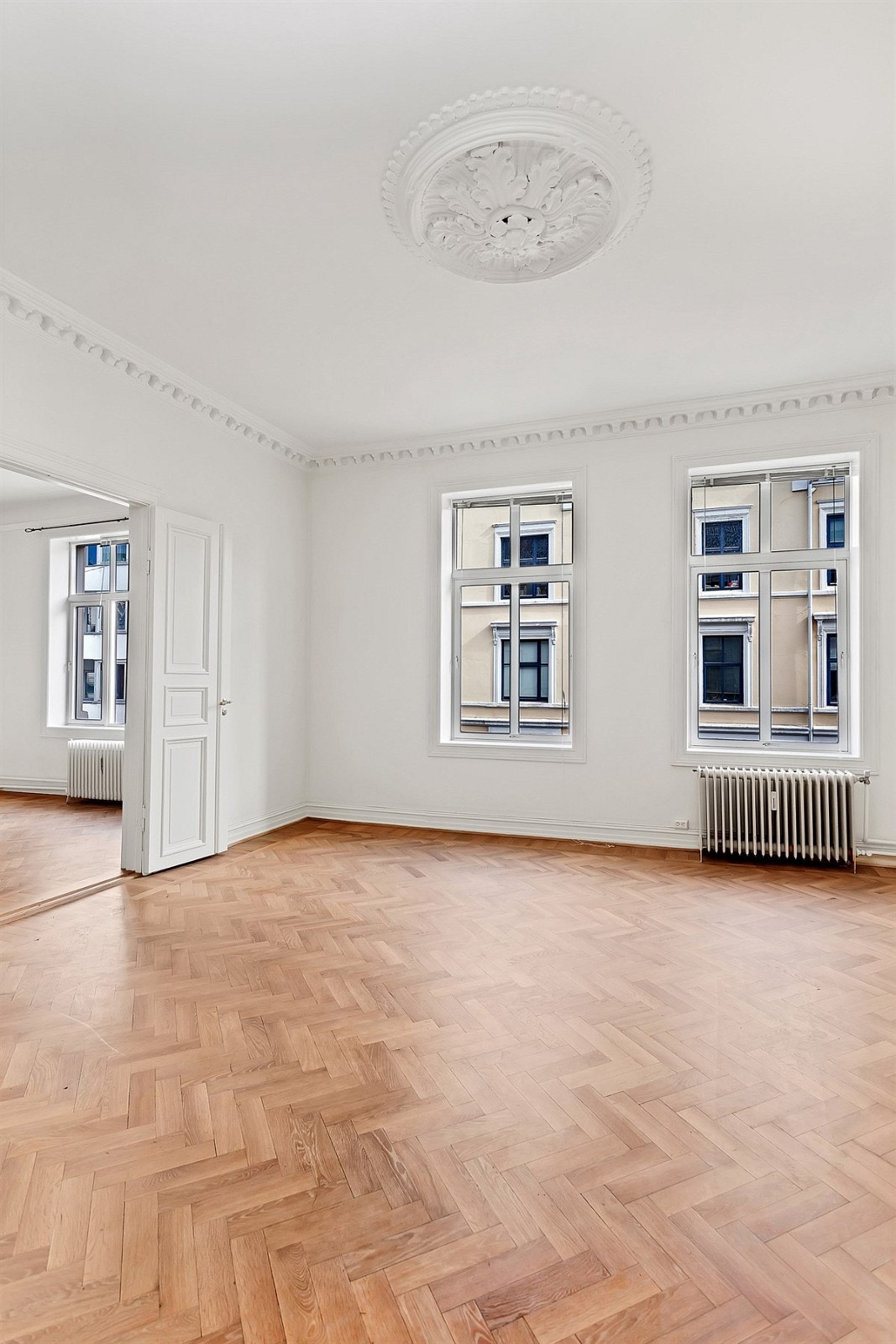 - Stuen har store vinduer som slipper inn mye lys - Galleribilde