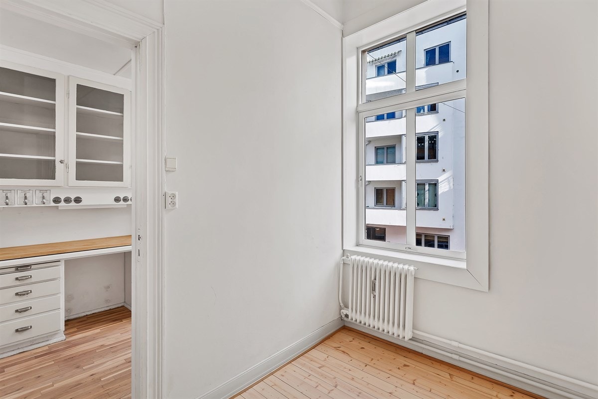 - Fra kjøkkenet kommer du inn til et av tre soverom - Galleribilde