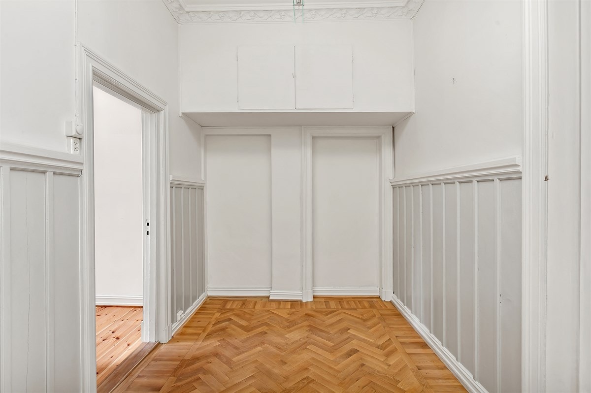 - Romslig entré med plass til å ta av yttertøy - Galleribilde