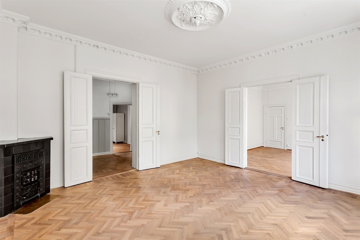 - Stue med ildsted og flott rosett og stukkatur i taket - Galleribilde