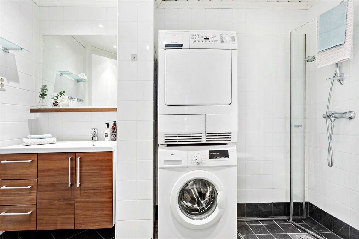 Badet ble pusset opp i 2009 og er helfliset i en klassisk sort og hvit utførelse med termostatstyrte varmekabler i gulv og spotter i tak. Galleribilde