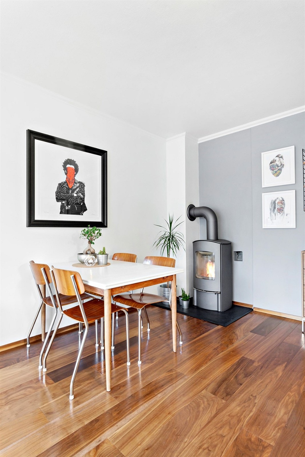 På dagtid kan man nyte godt av store vindusflater som gir rikelig med naturlig lysinnslipp og på kvelden setter vedovnen den rette stemningen! Galleribilde