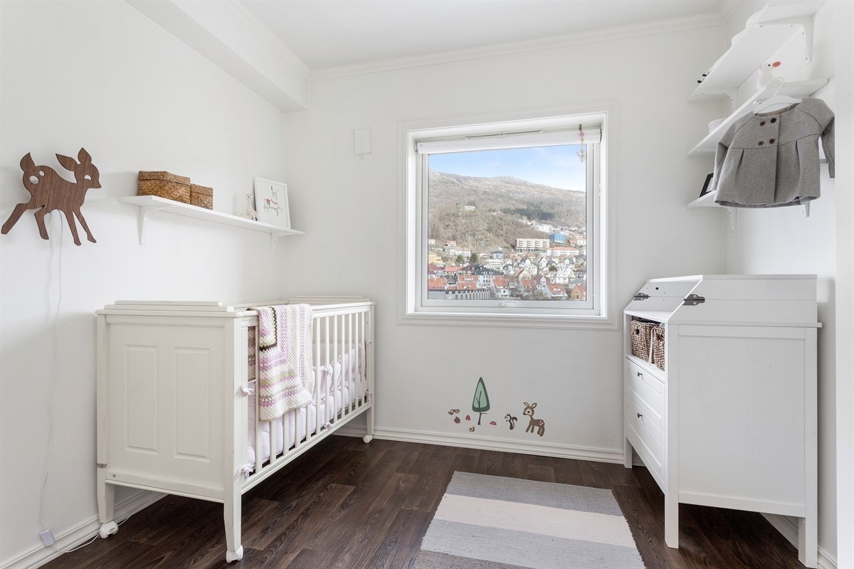 Det andre soverommet benyttes i dag som barneværelse og vil romme enten en barneseng eller enkeltseng samt skap og kommode. Galleribilde