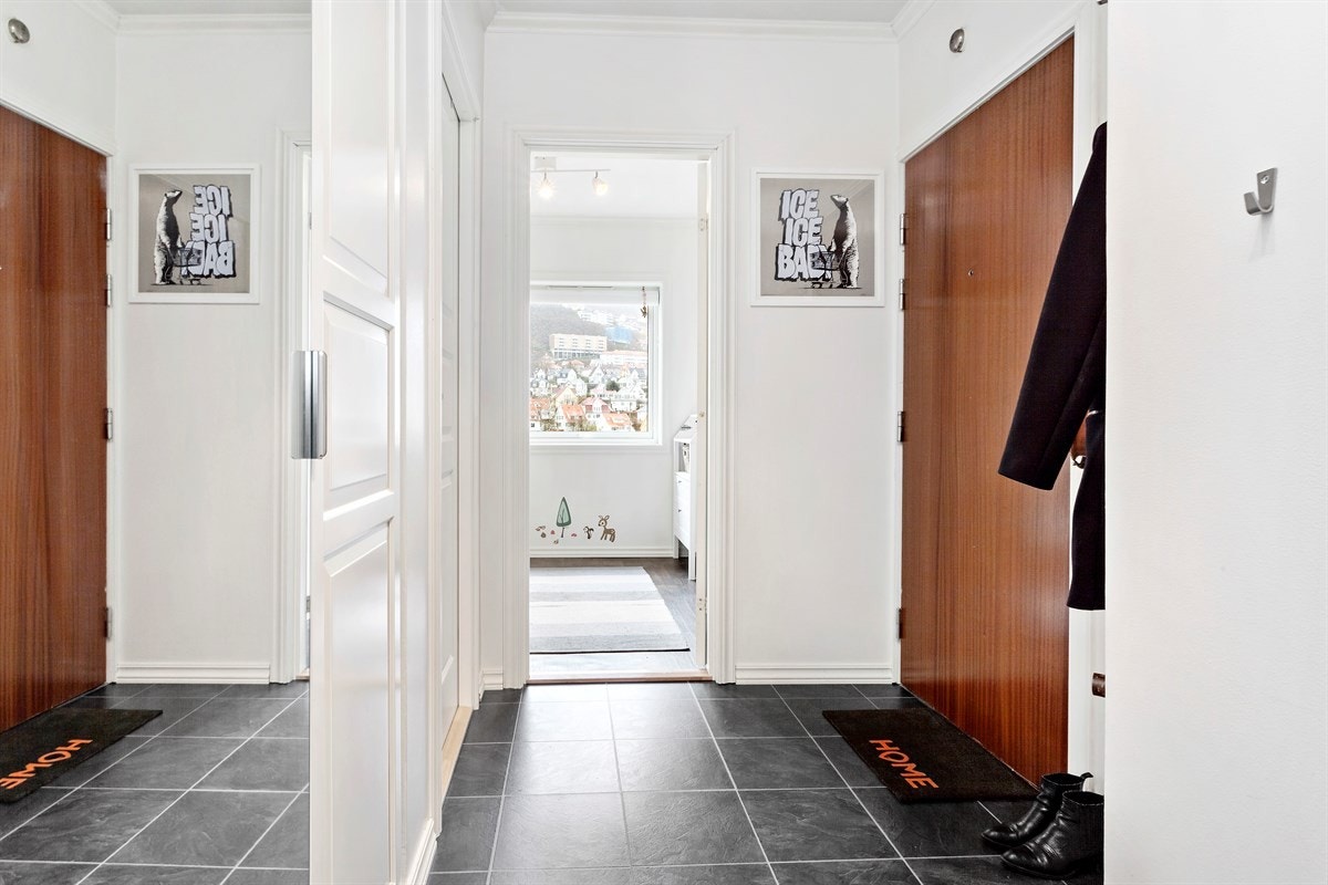 Her er det god plass til jakker og sko i medfølgende garderobeskap. Ved døren er det montert dørtelefon med åpner til gatedør. Galleribilde