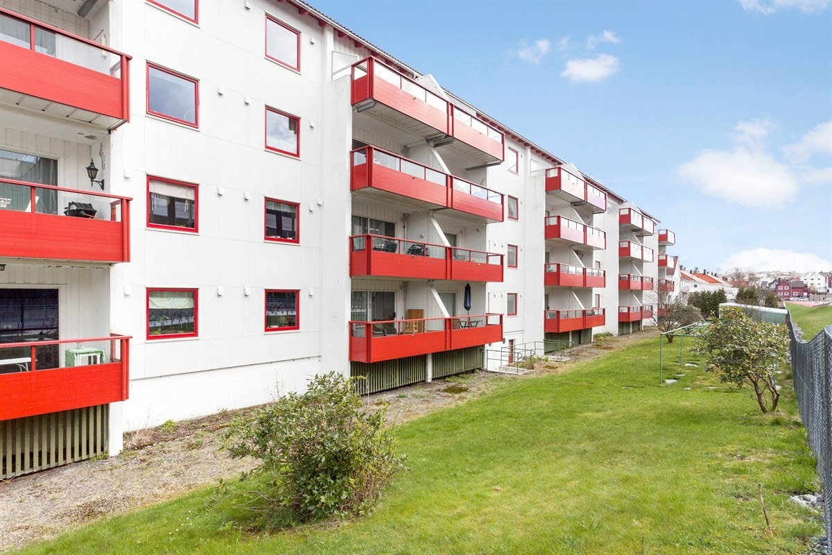 Opp i byggets toppetasje ligger leiligheten høyt og fint med utsikt mot nærområdet, samt Ulriken i motsatt retning. Dette er en leilighet man kan flytte rett inn i og glede seg over kvaliteter. Galleribilde