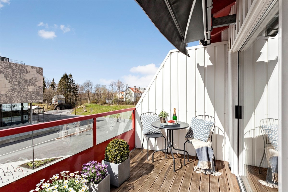 Velkommen til St. Olavs vei 53. Moderne og pen 3-roms toppleilighet med vestvendt balkong. Galleribilde