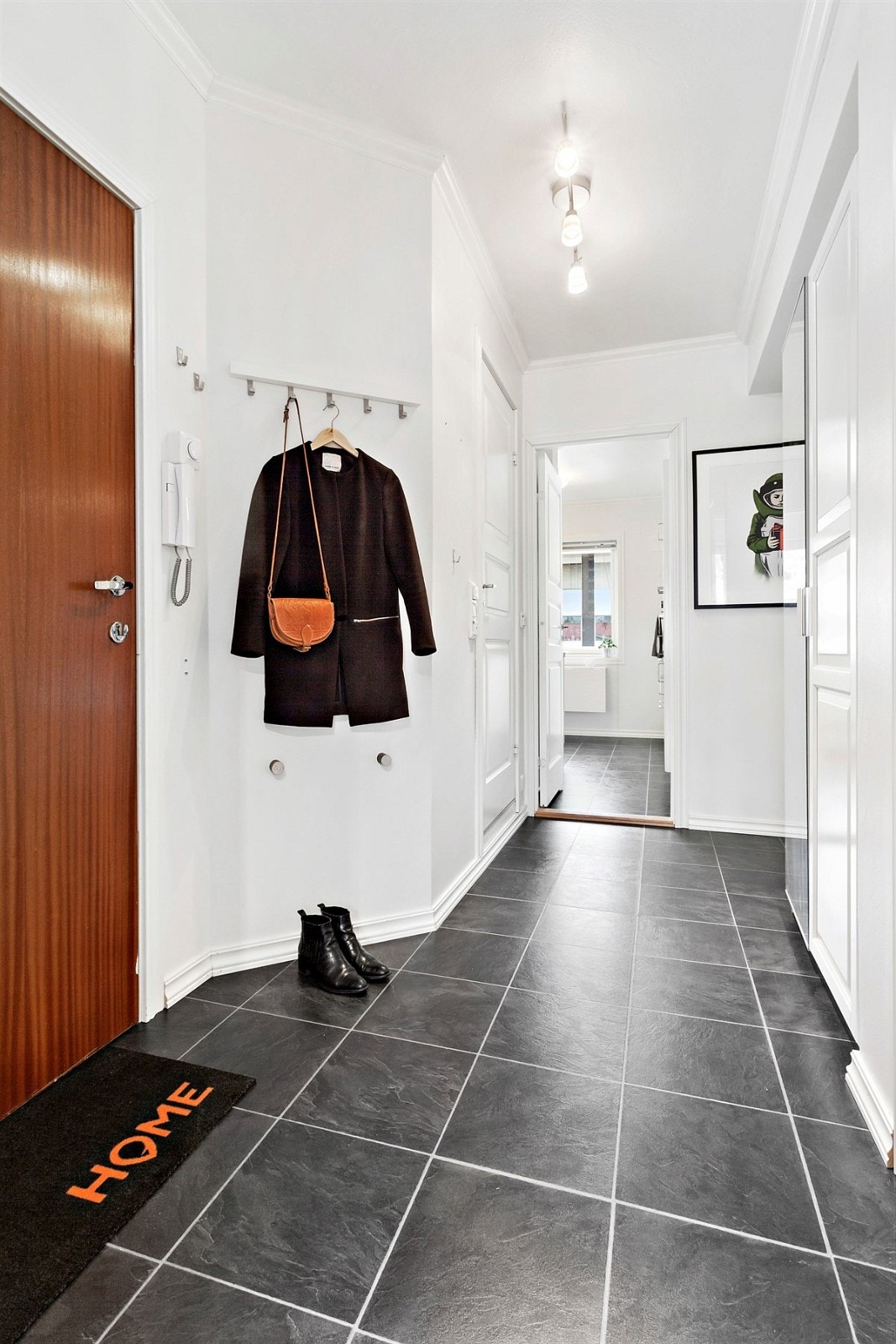 Inn i leiligheten kommer man til en lys og romslig entré med varme i gulv. Galleribilde