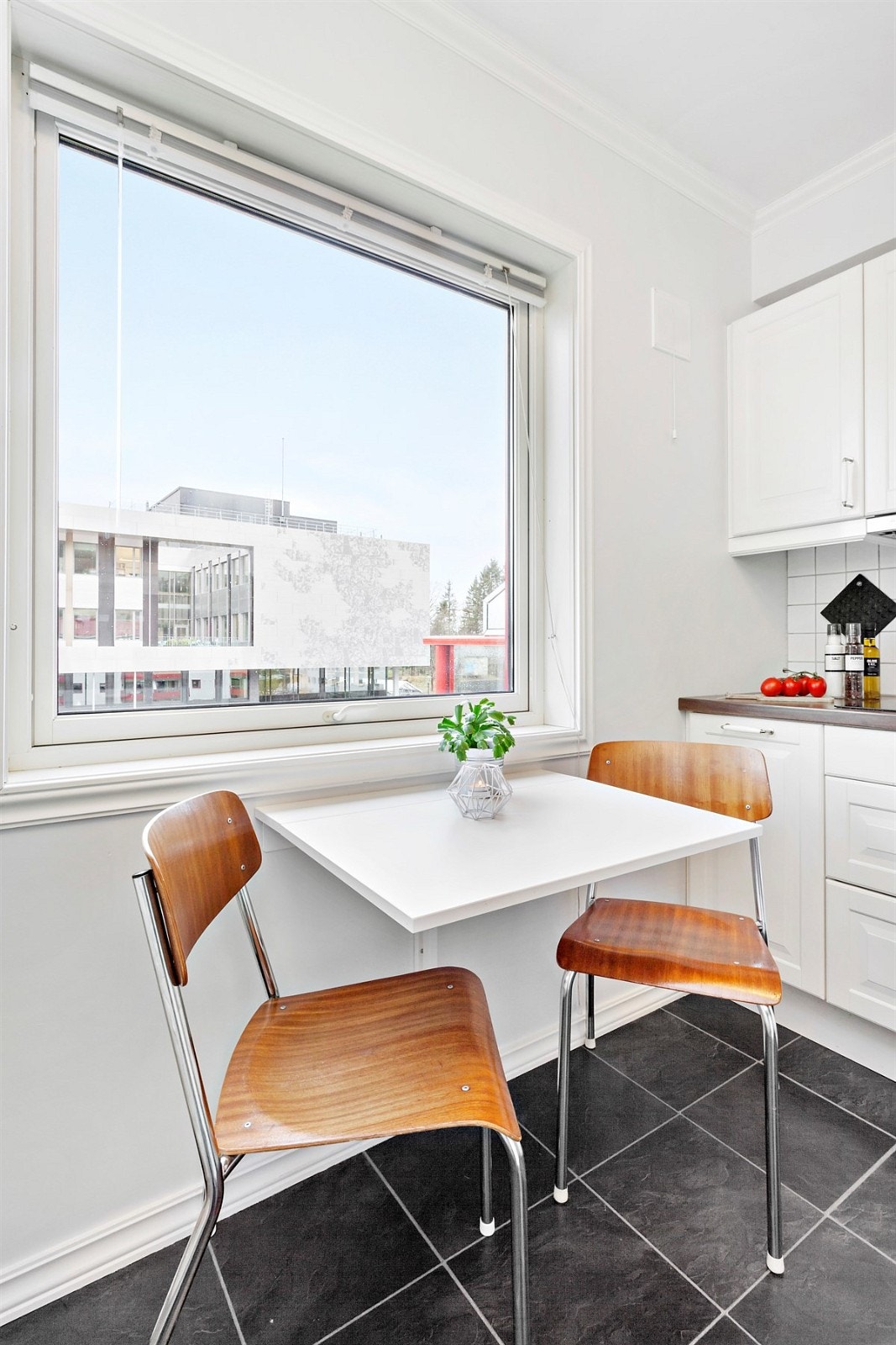 Under vinduet er det det satt opp et vegghengt bord med plass til to stoler, som kan slås ned for maksimal plassbesparelse. Galleribilde