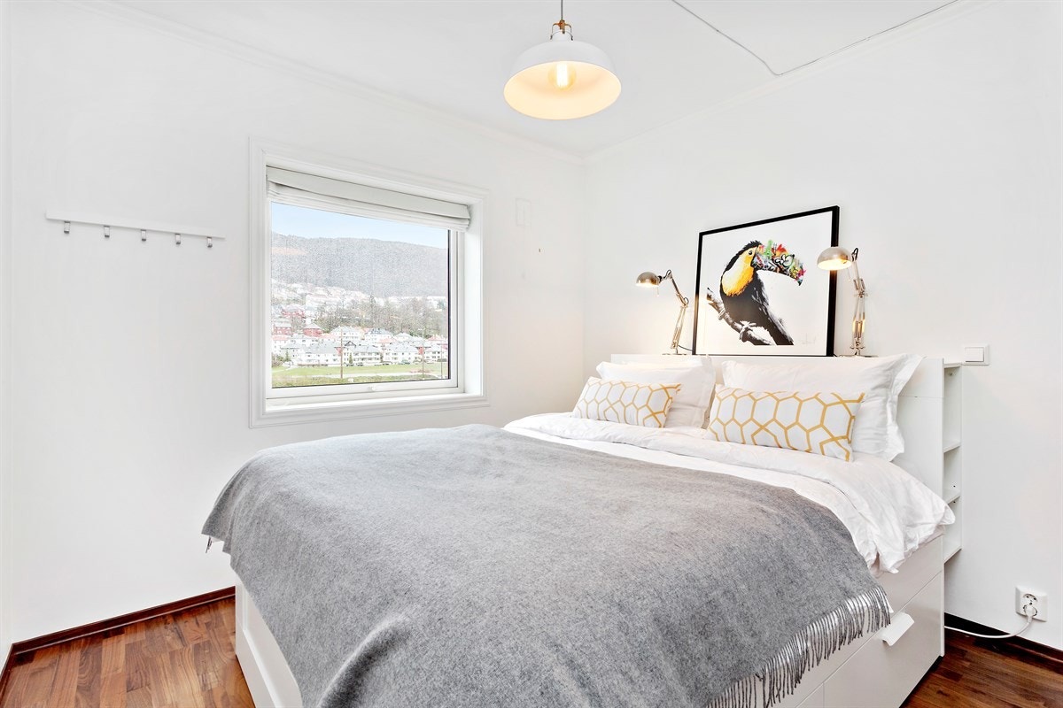 Leiligheten har to lyse og svale soverom. På hovedsoverommet er det lysmalte vegger og trestavs valnøttparkett på gulv. Galleribilde