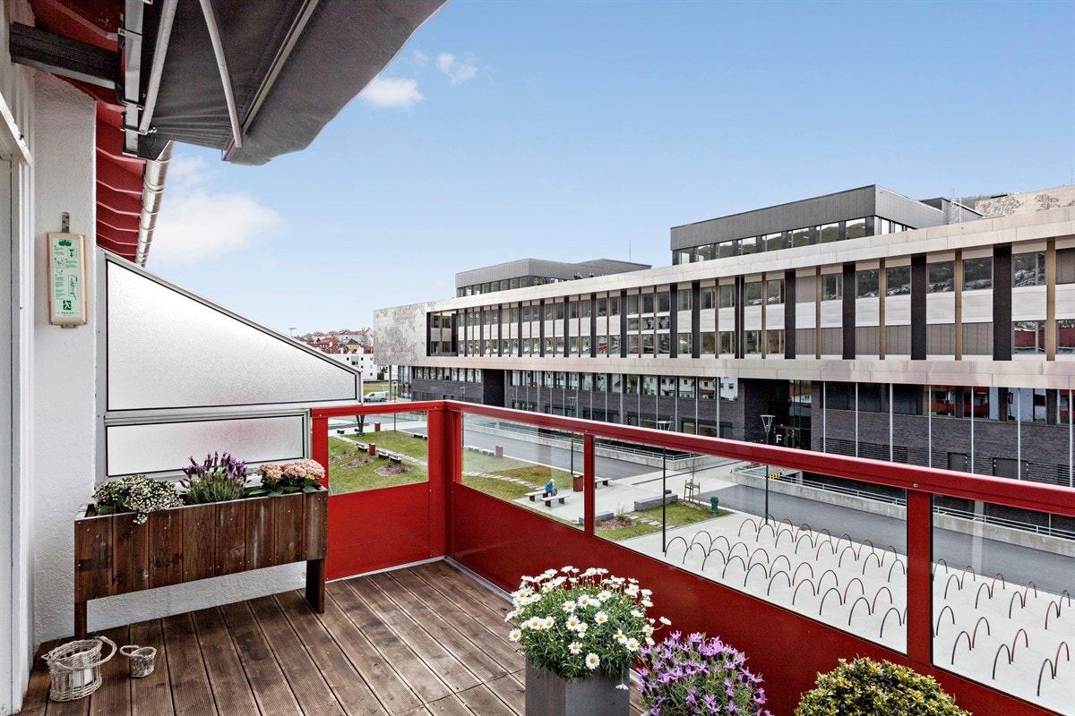 Fra stuen er det utgang til en vestvendt balkong på ca. 8,5 kvm. I 2015 ble det montert ny markise her som sammen med le-veggene gjør at man kan sitte lunt og nyte solen fra ca. kl. 12-22, midtsommers. Galleribilde