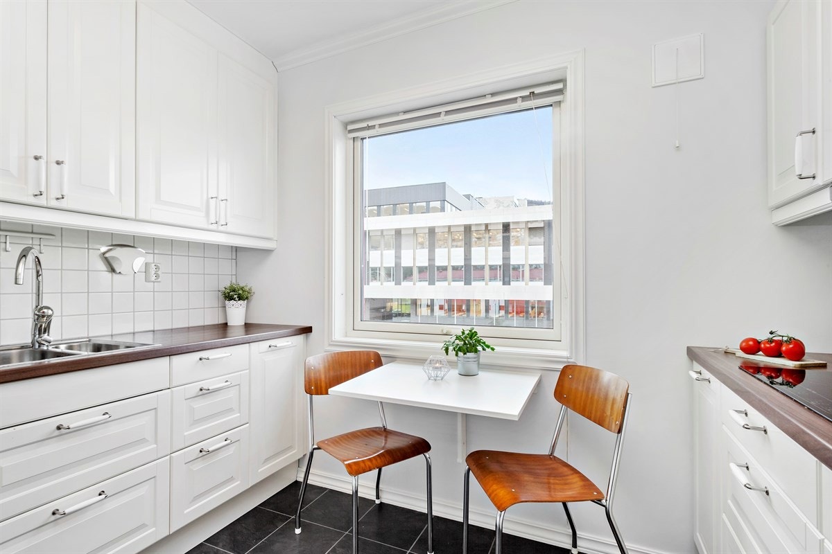 Leilighetens kjøkken ble pusset opp i 2009 og er meget godt utnyttet med skap- og benkeplass. Galleribilde