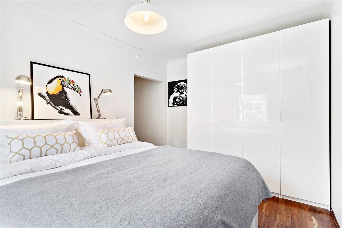 Her er det god plass til å innrede med dobbeltseng og rommet er ellers utstyrt med ett stort, hvitt garderobeskap som vil medfølge handelen. Galleribilde