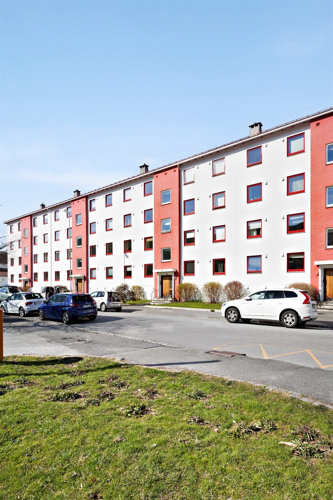 St. Olavs vei 53 har en sentral og rolig beliggenhet på Kronstad med kort vei til bybanestopp, HiB, matbutikker og restauranter for å nevne noe. Velkommen til visning Onsdag 11.05 Kl. 17.30-18.30! Galleribilde