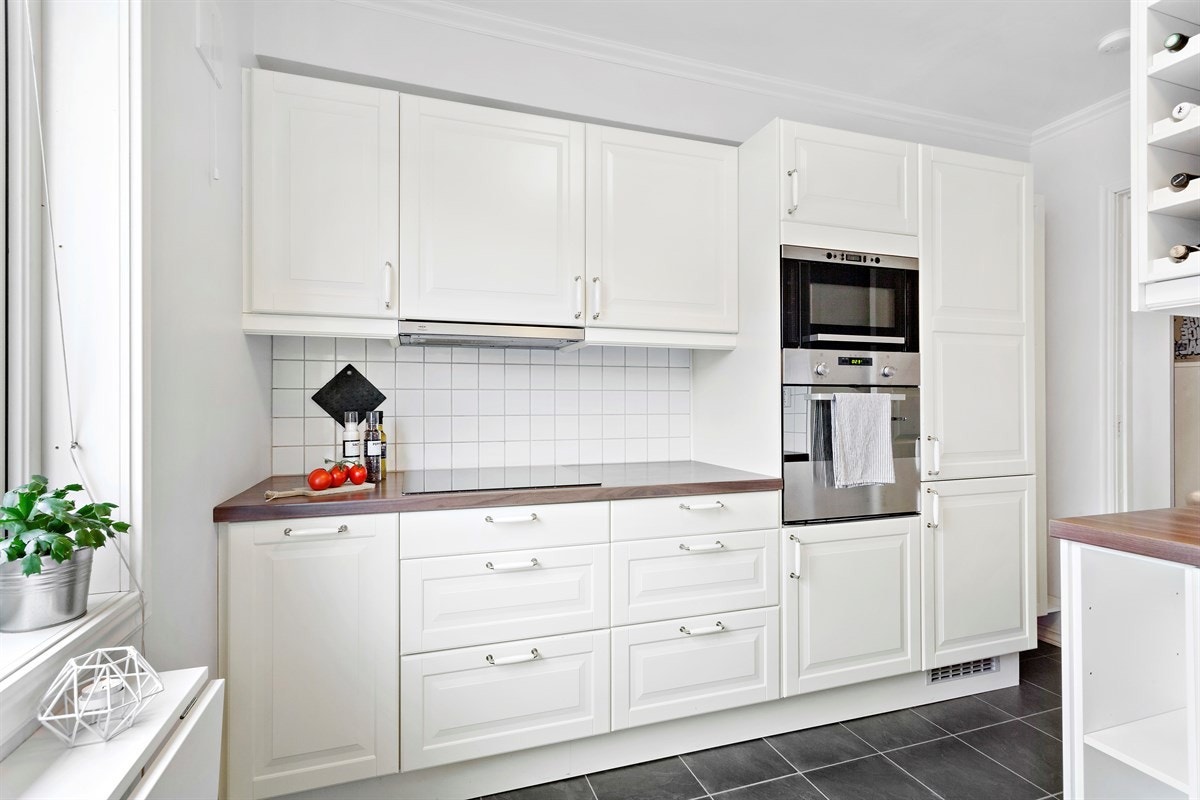 Kjøkkenet er praktisk innredet med integrerte hvitevarer som komfyr, induksjonstopp , oppvaskmaskin, mikrobølgeovn og kjøleskap med frys. Galleribilde