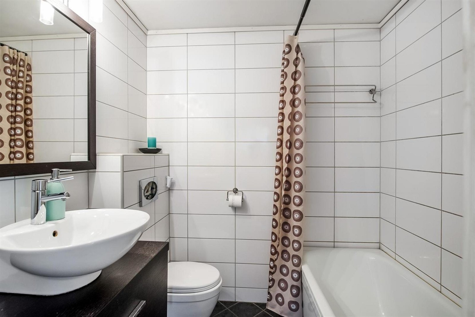 Badet er fra 2009 og flislagt med varmekabler i gulv. Det ble ikke registrert fuktavvik på befaringsdagen av takstmann. I tillegg til baderommet har man også et toalettrom med servant, og ikke minst et eget vaskerom. Galleribilde
