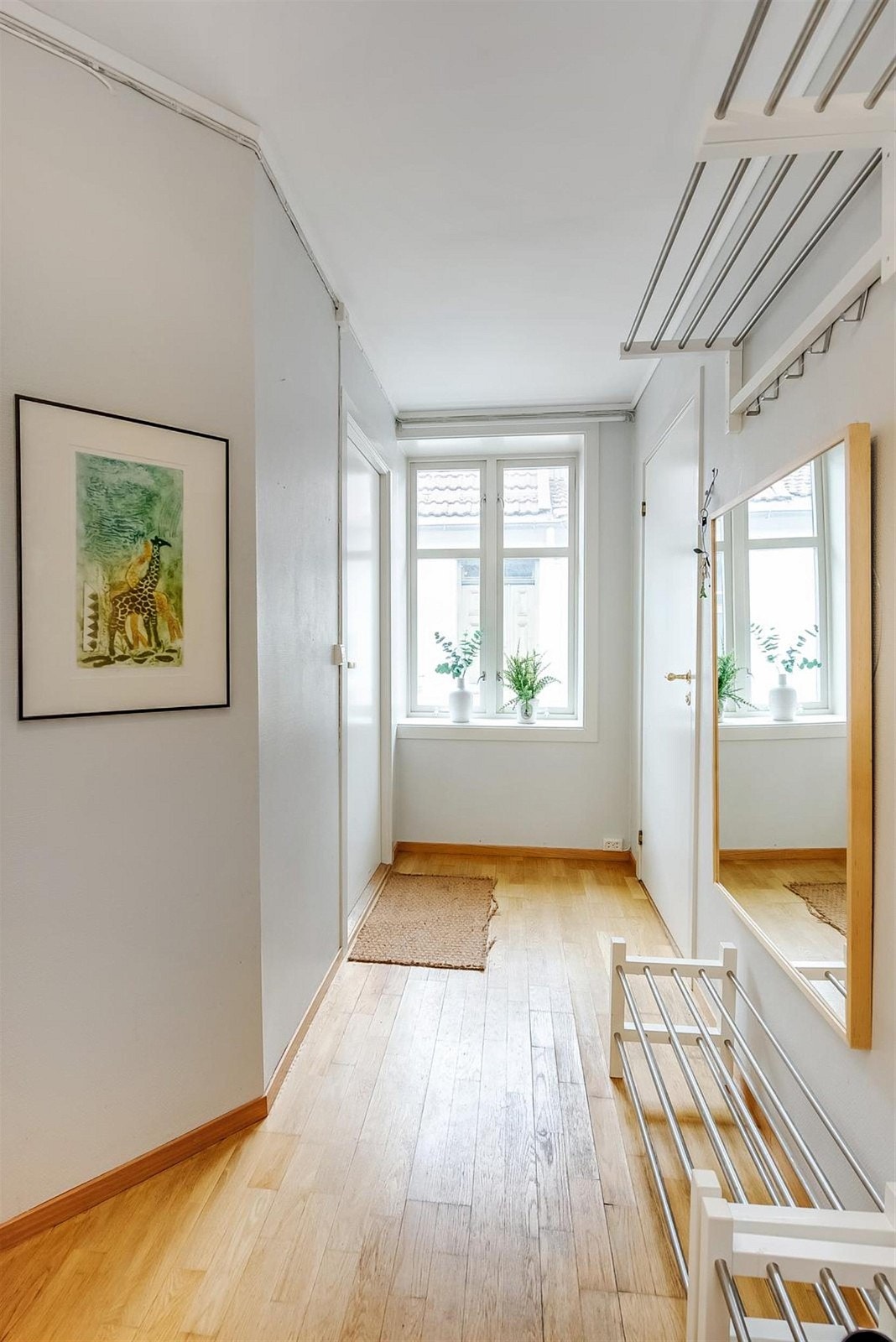 Velkommen inn i en lys entrè. Leiligheten har en meget praktisk planløsning med store, lyse rom. Galleribilde