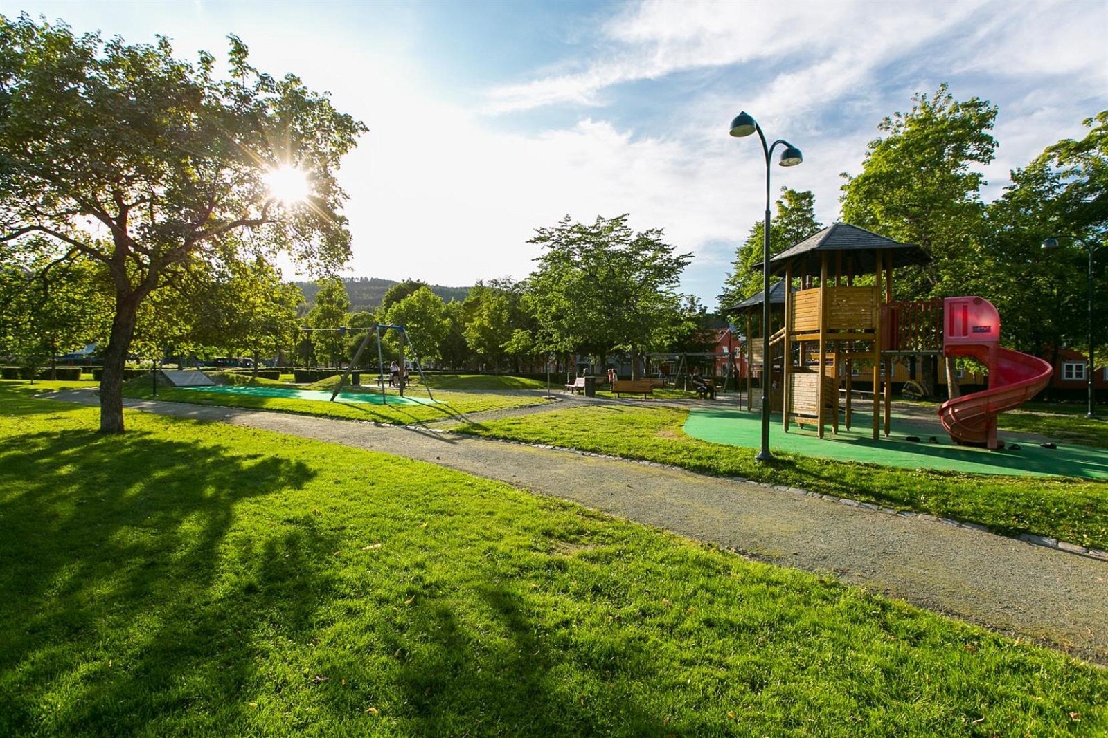 Like utenfor inngangsdøren har du Ilaparken som nærmeste nabo, med musikkpaviljong, lekeplass, sitteplasser, ballplass som er islagt om vinteren samt større beplantede områder og store gressarealer. Galleribilde
