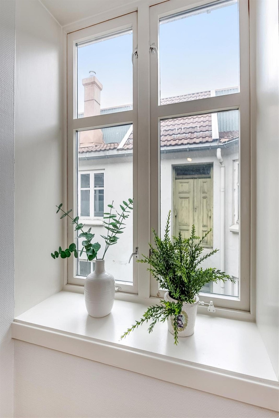 Leiligheten har mye sjel med blant annet store vindusposter med dype karmer i de fleste av rommene. Galleribilde
