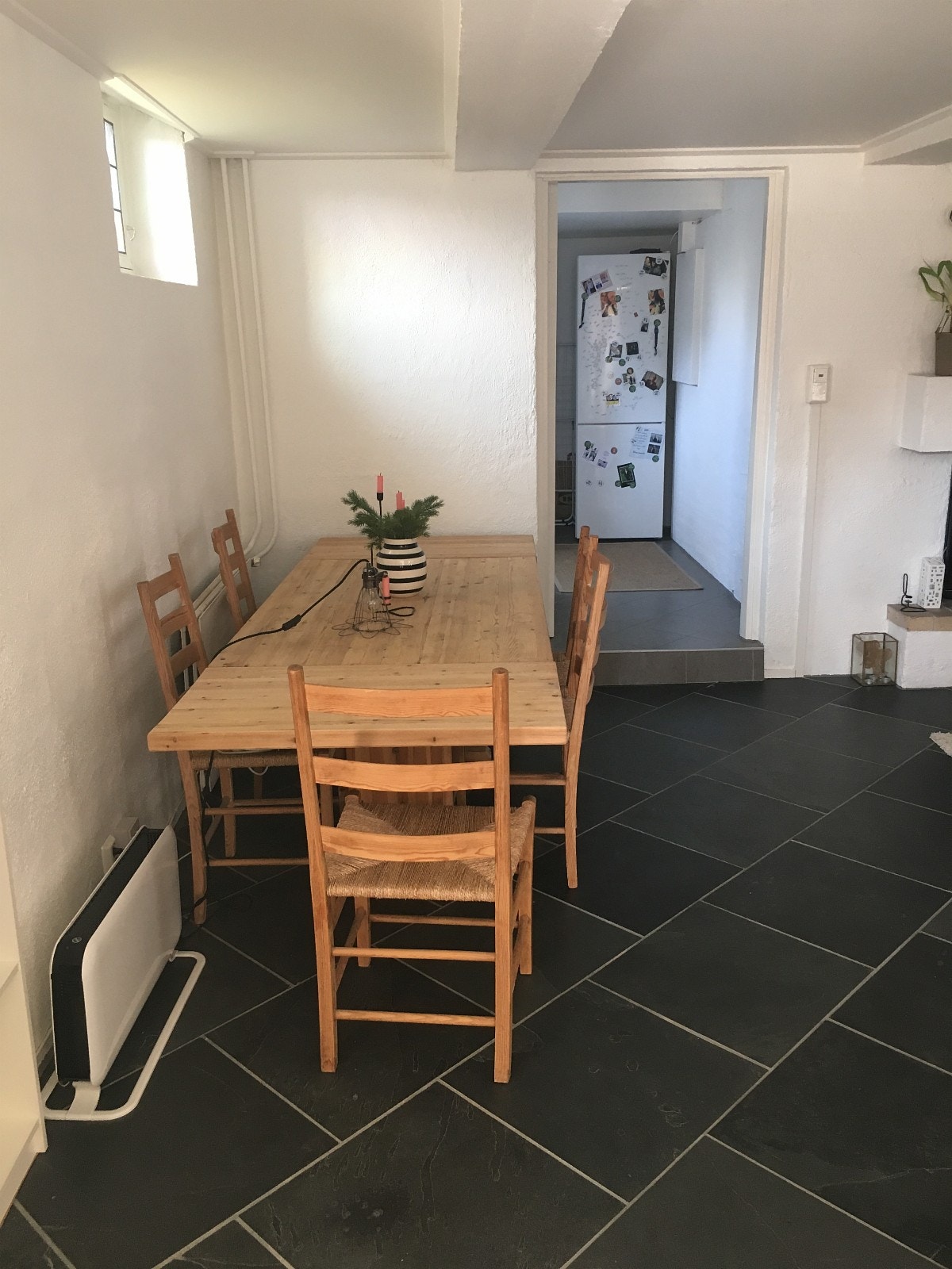 Spiseplass med spisebord (som kan utvides med ileggsplater) Galleribilde