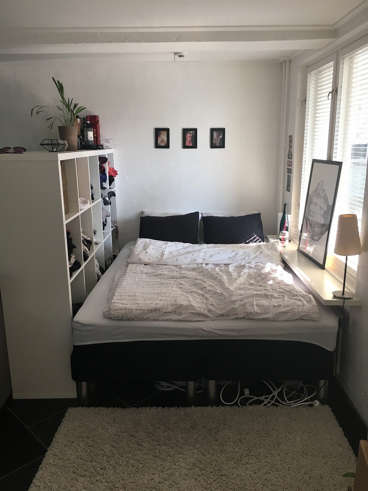 Soveplass adskilt med skillehylle Galleribilde