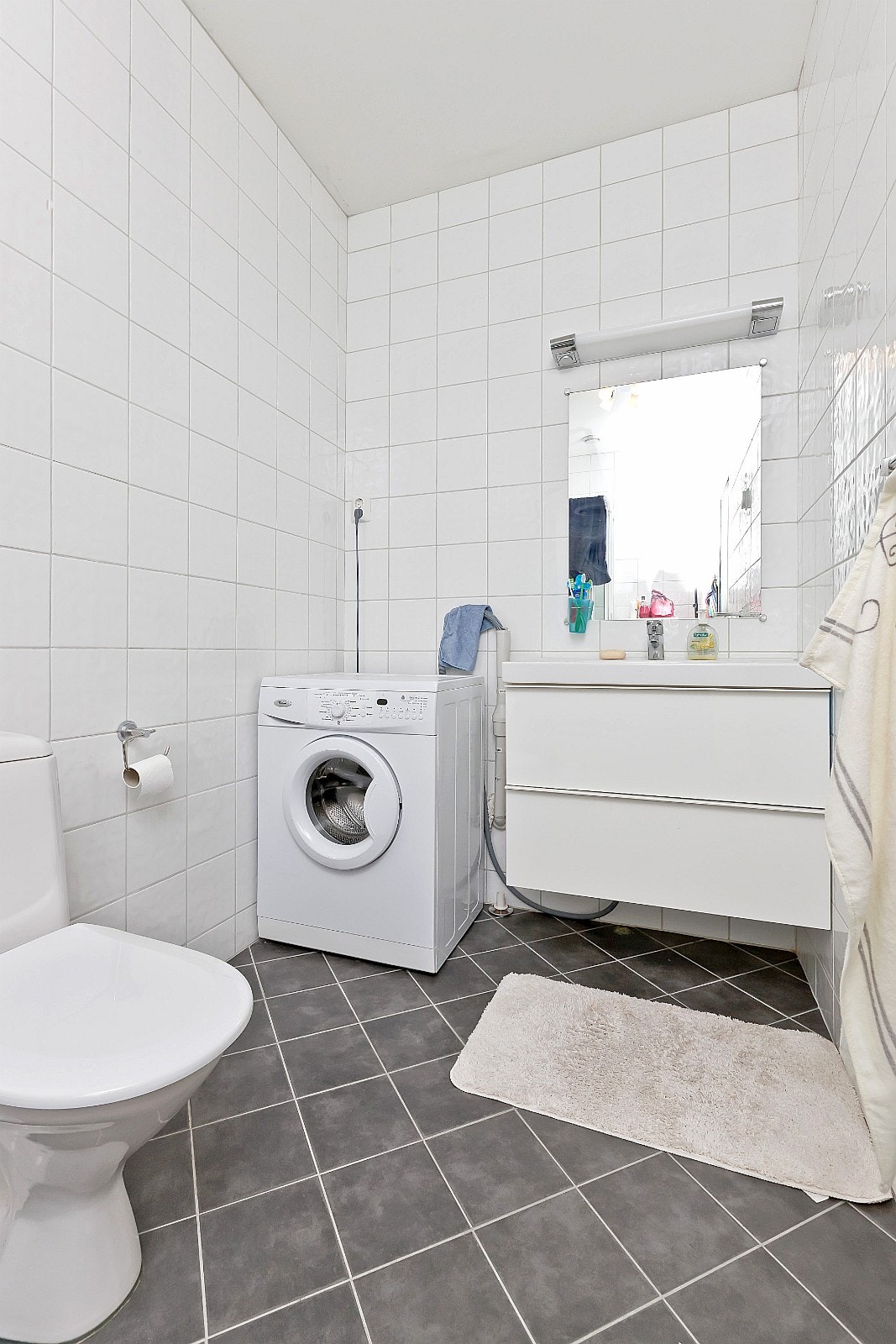 Bad med dusj og vaskemaskin Galleribilde