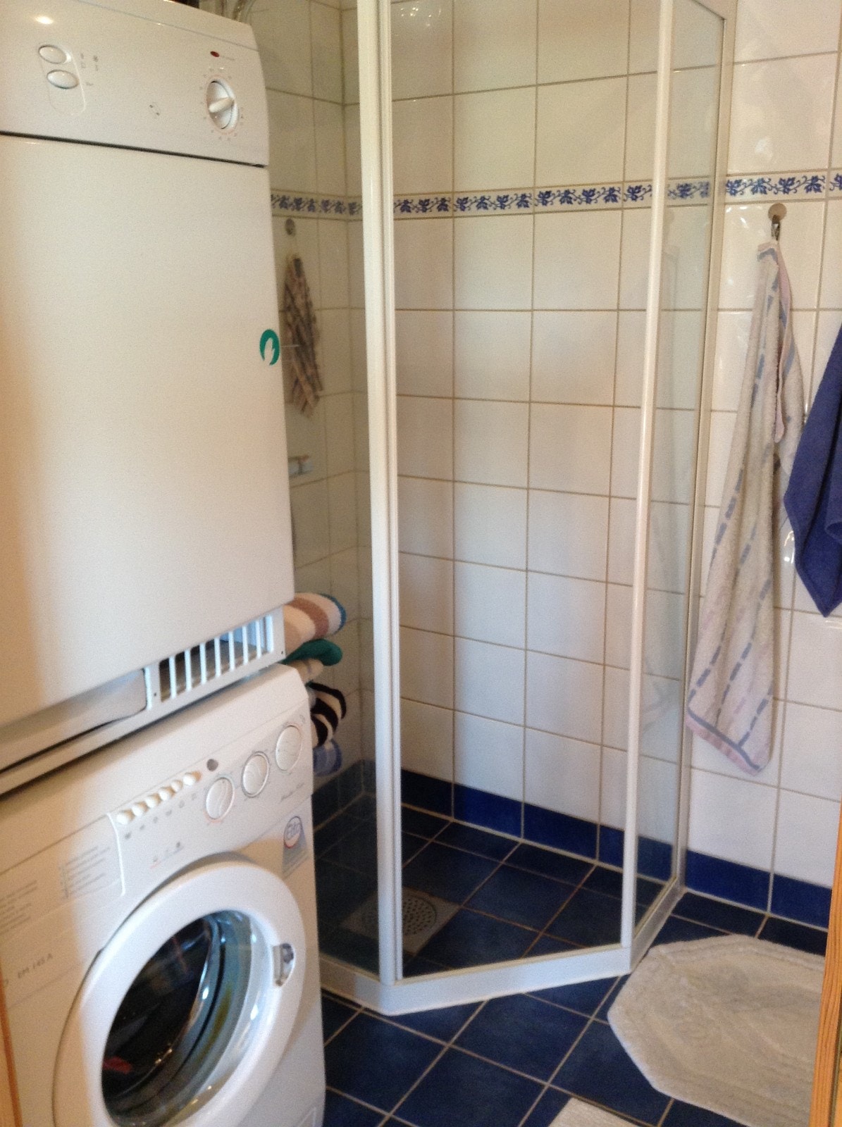 Bad m/dusjkabinett + vask og tørk Galleribilde