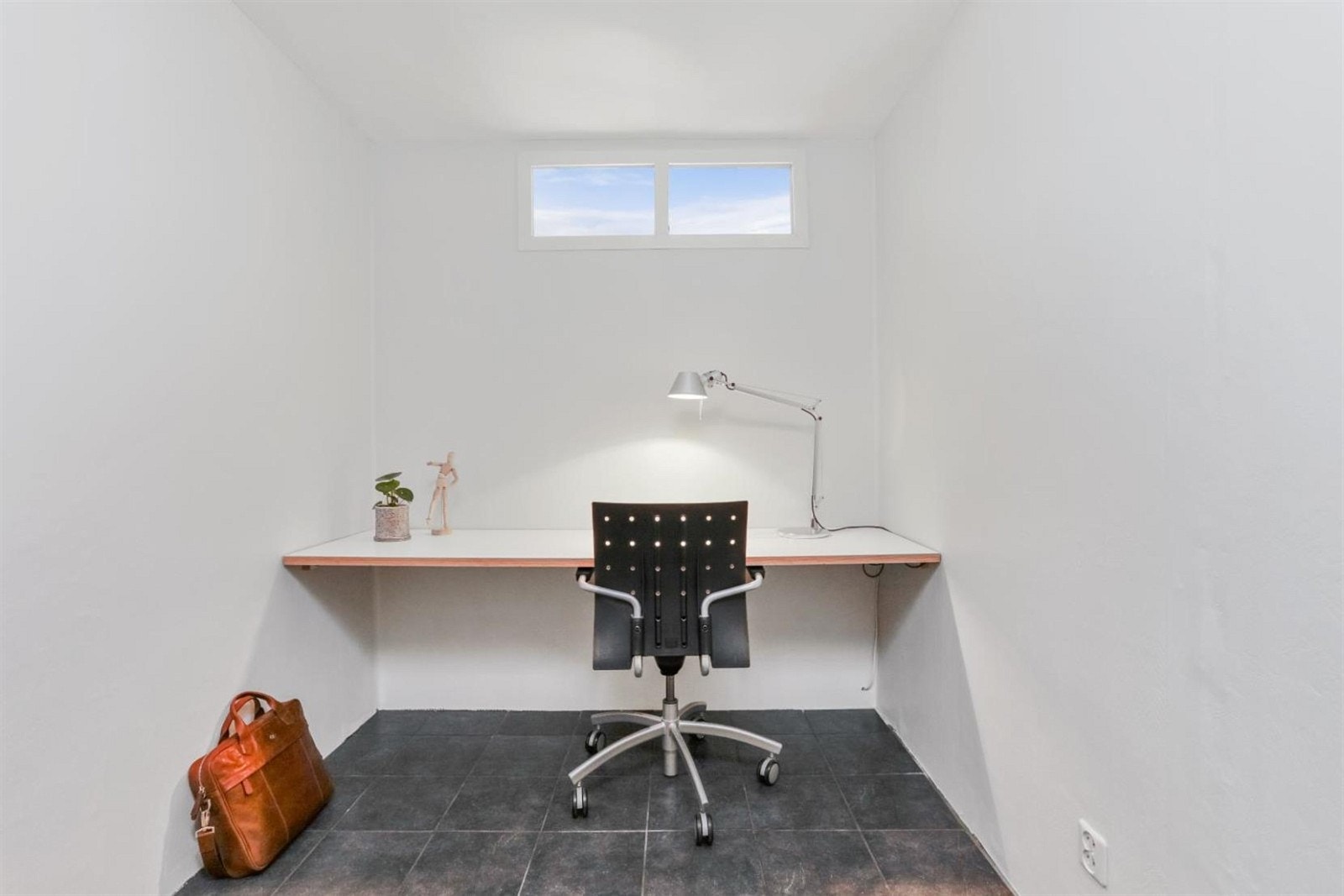 Et godkjent soverom og et rom som i dag brukes som kontor. Kan også brukes som walkin closet/disponibelt rom Galleribilde