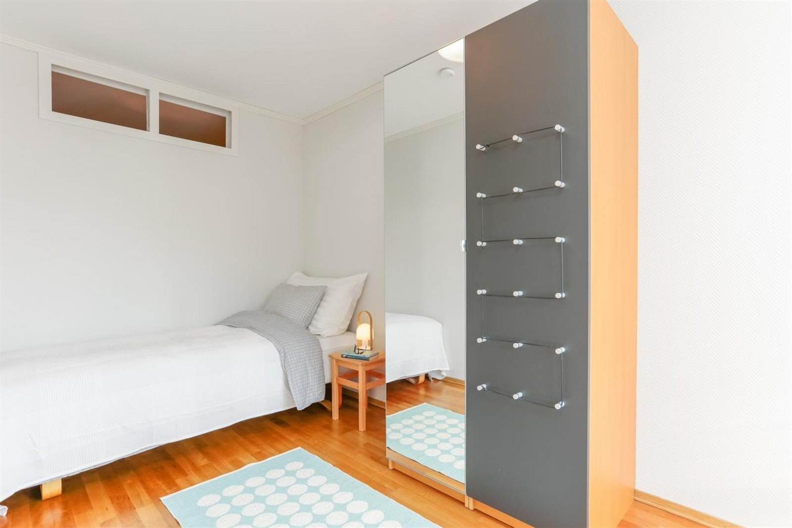 Soverommet har god plass til dobbeltseng, både på tvers og på langs i rommet Galleribilde