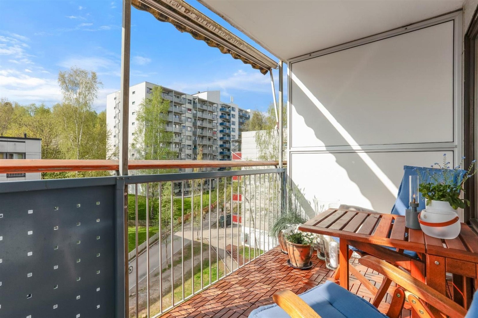 Solrik balkong på ca. 7,5 kvm. med utgang fra stue. Rekkverk i stål Galleribilde