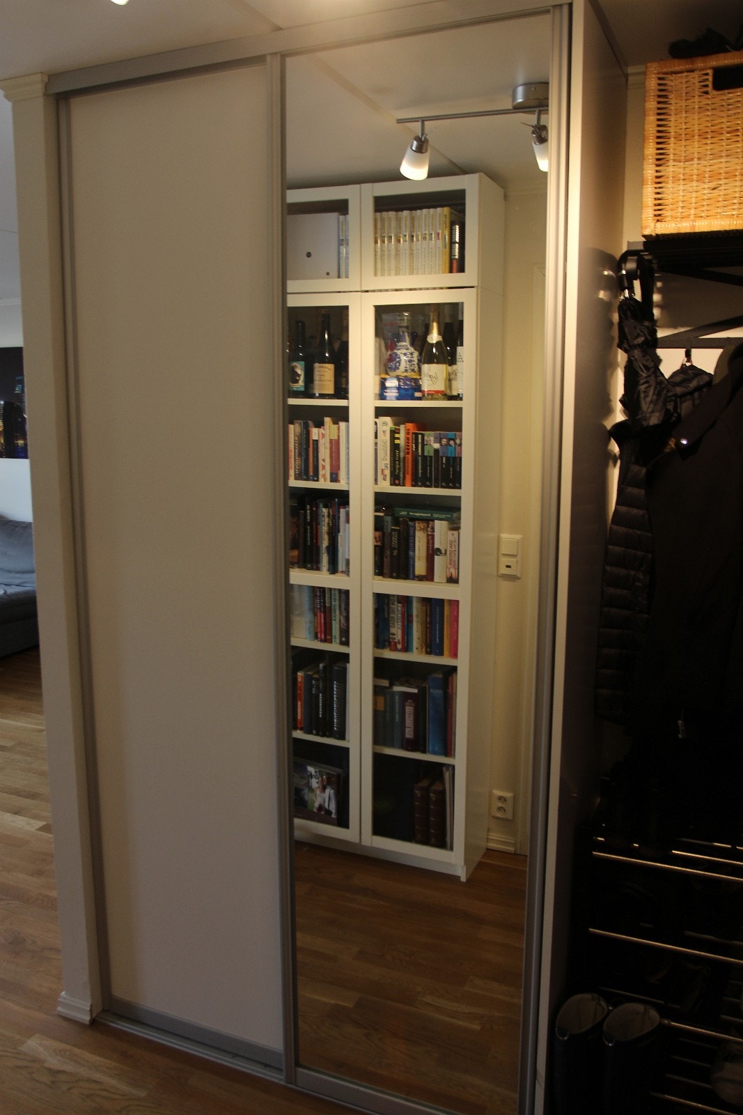 Skyvedørsgarderobe i entre Galleribilde