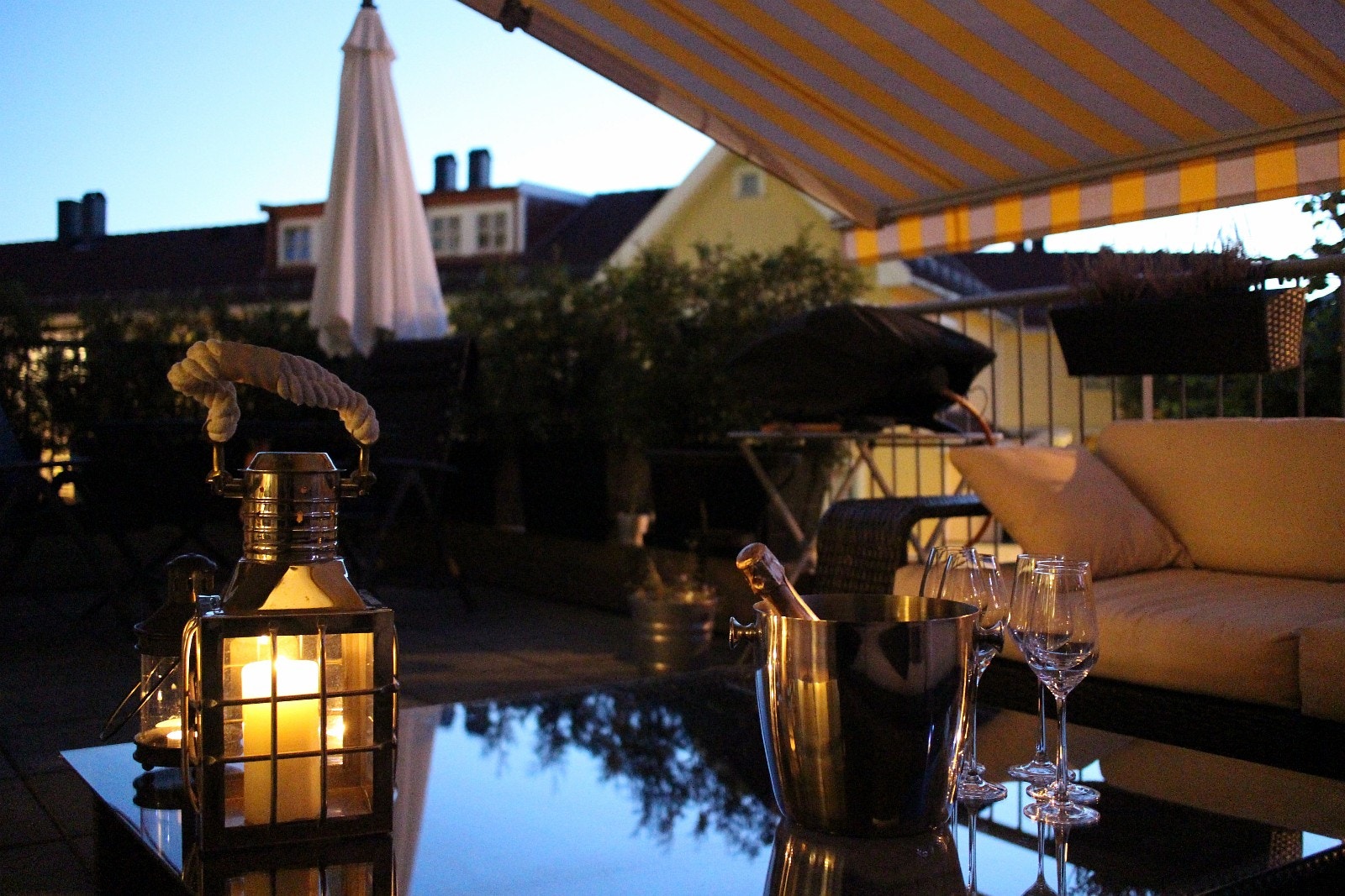 Terrassen ligger på taket til butikkene i gaten Galleribilde