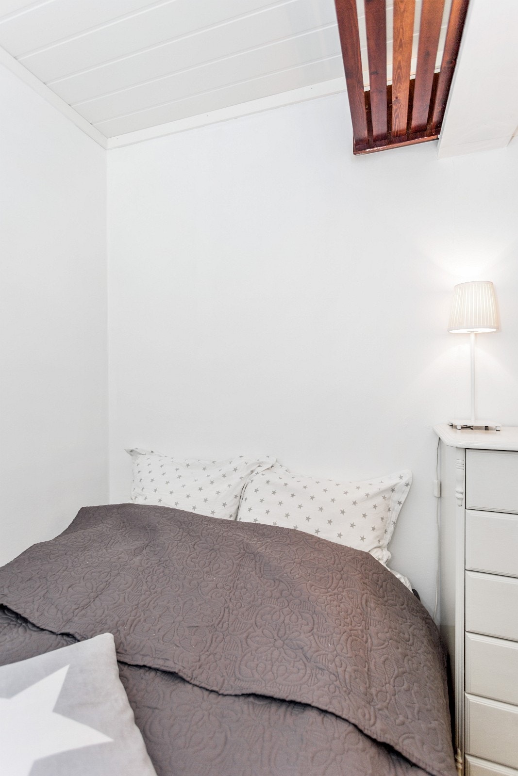 Innebygd soverom/sovealkove med dør og god lufting (uten vindu) med plass til dobbelseng (feks. 1,60m X 2,00m), kommode og lys/lamper. Deilig luftig rom å sove i ! Galleribilde