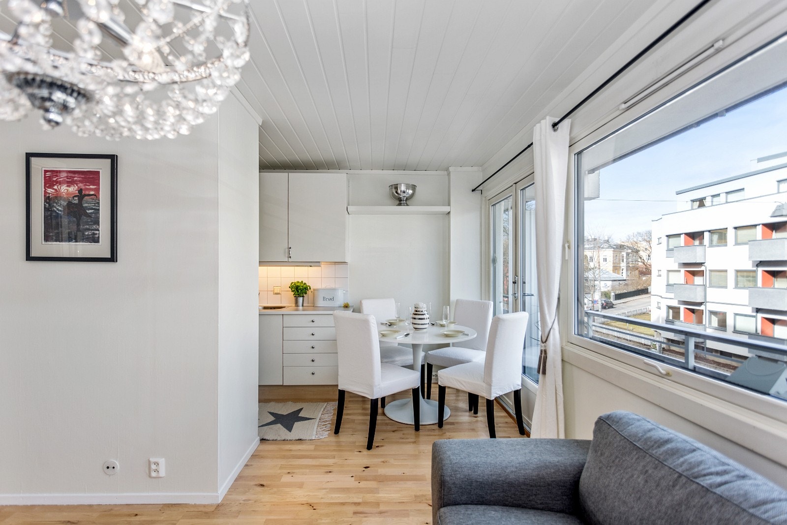 Stor romslig stue med plass til mange gjester Galleribilde
