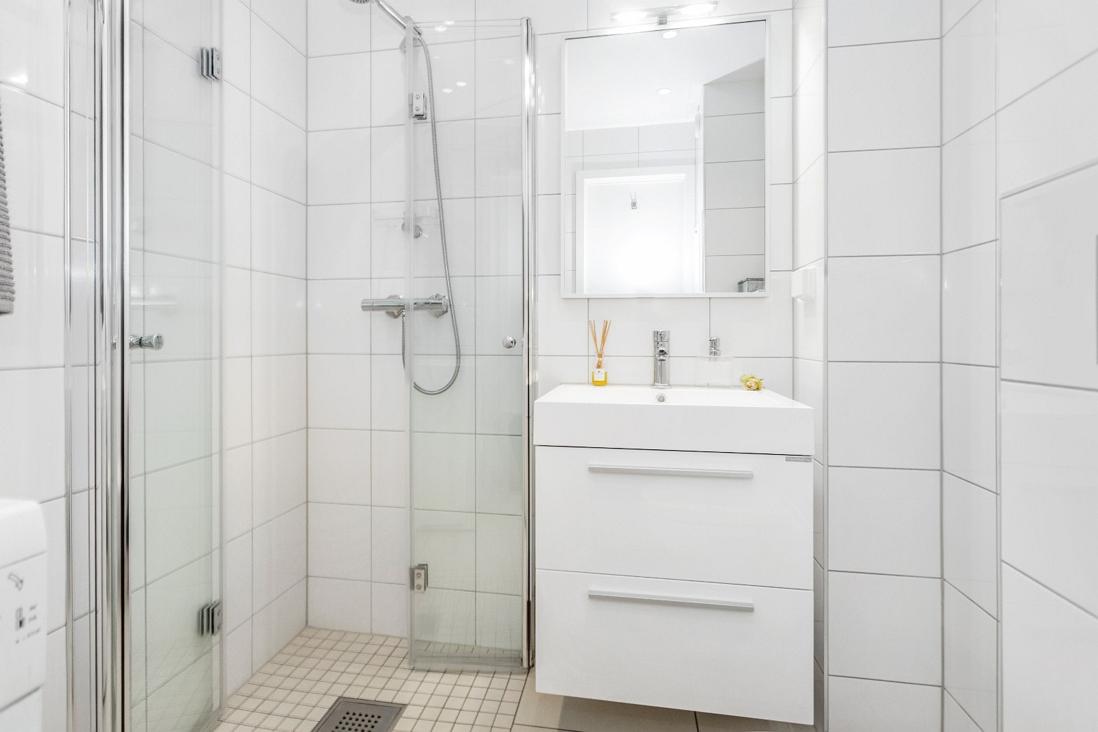 Lyst bad med varmekabler og spotlights med dimmebryter Galleribilde