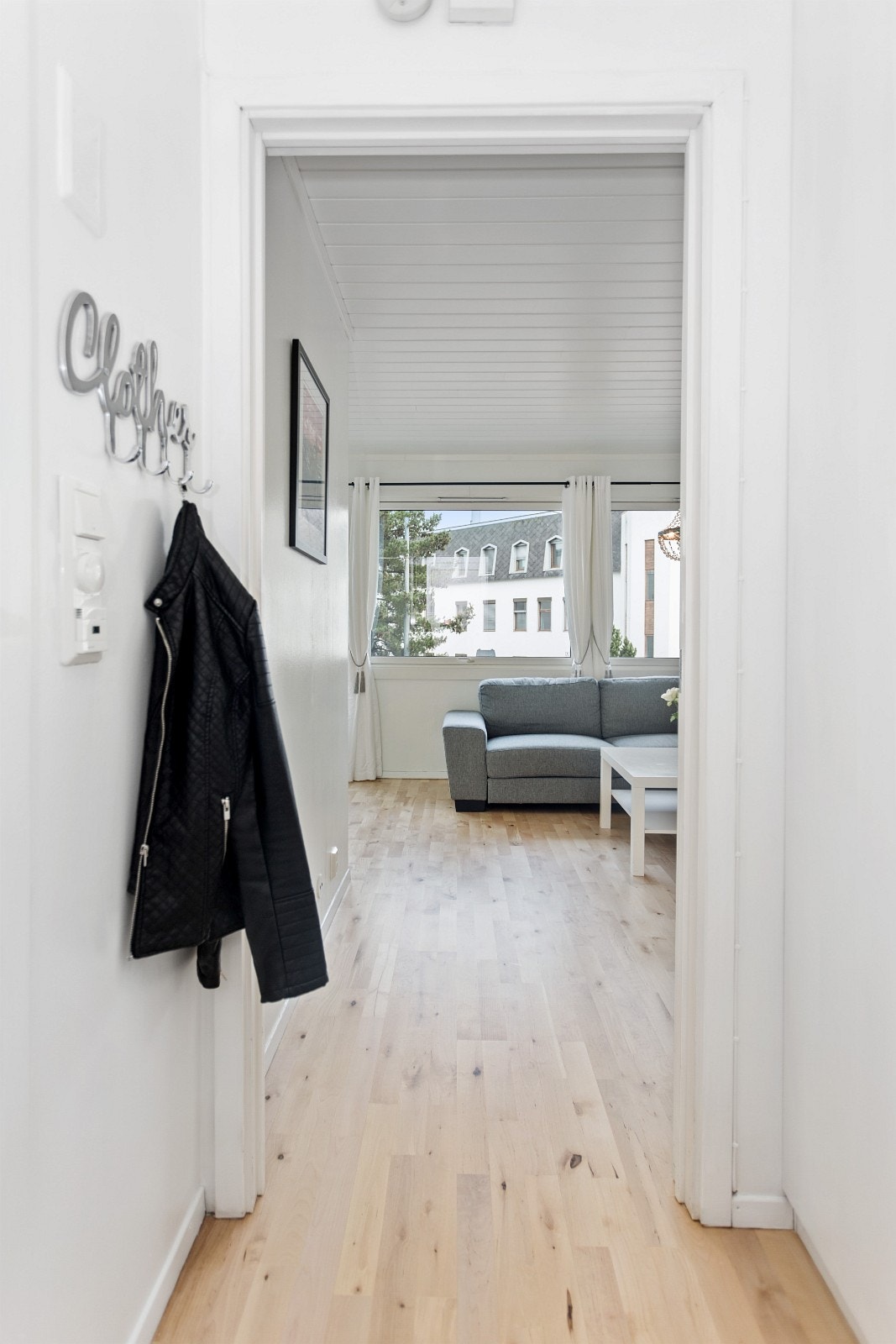 Inngangsparti med lys gang Galleribilde
