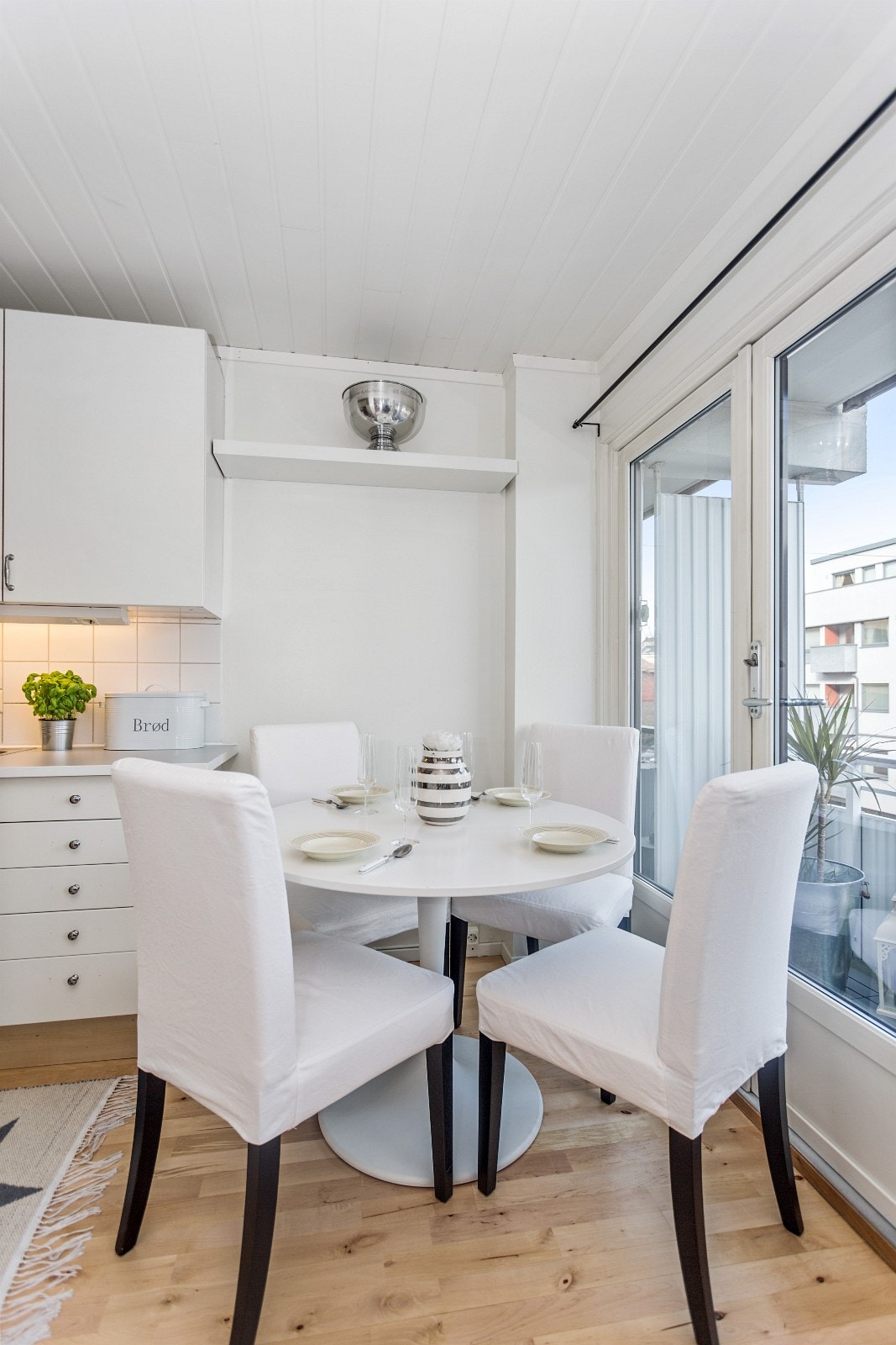 Spiseplass med dør ut til balkong Galleribilde