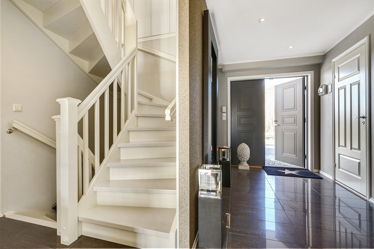 Innbydende og stilfullt inngangsparti med eget garderoberom for ytterklær. Galleribilde