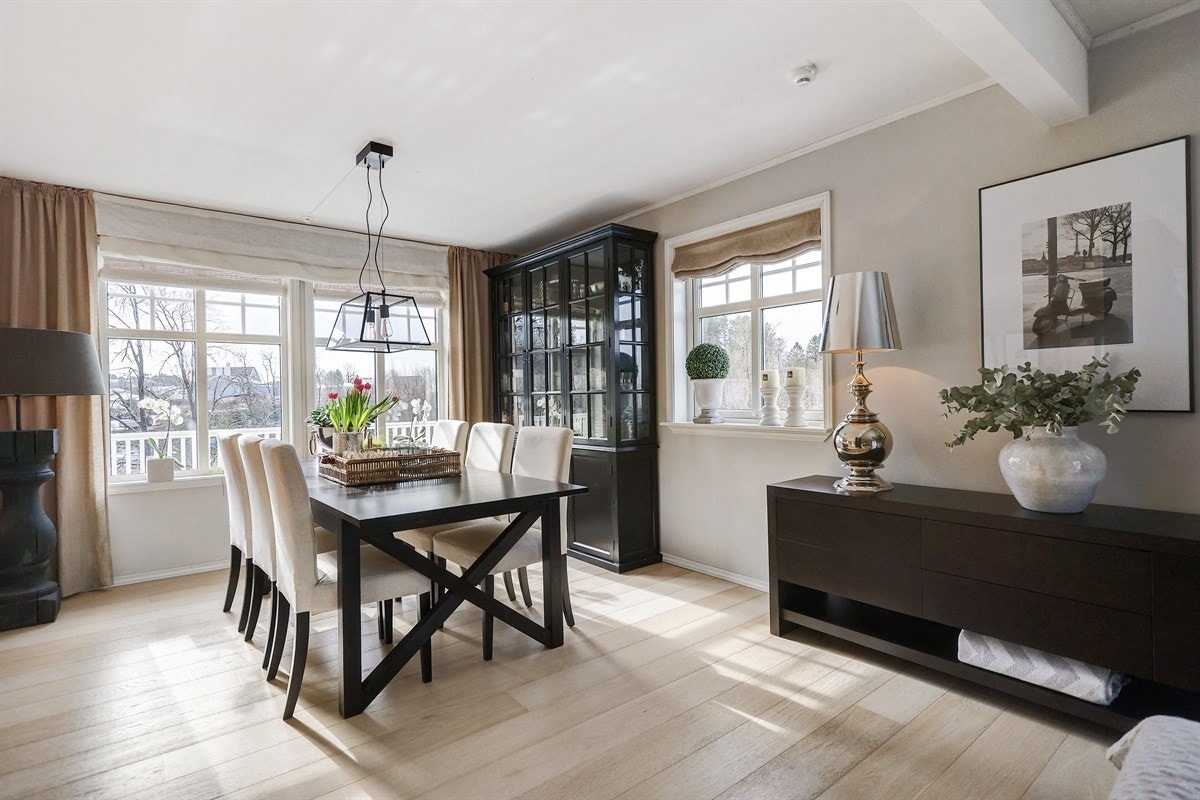 Klassisk og stilrent med god plass til storfamilien. Galleribilde