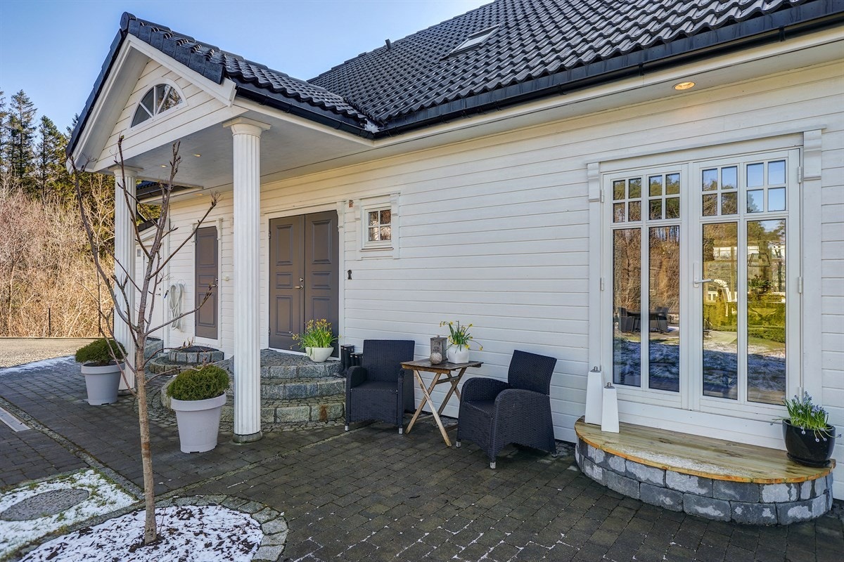 Klassisk og tiltalende inngangsparti med flotte detaljer. Galleribilde