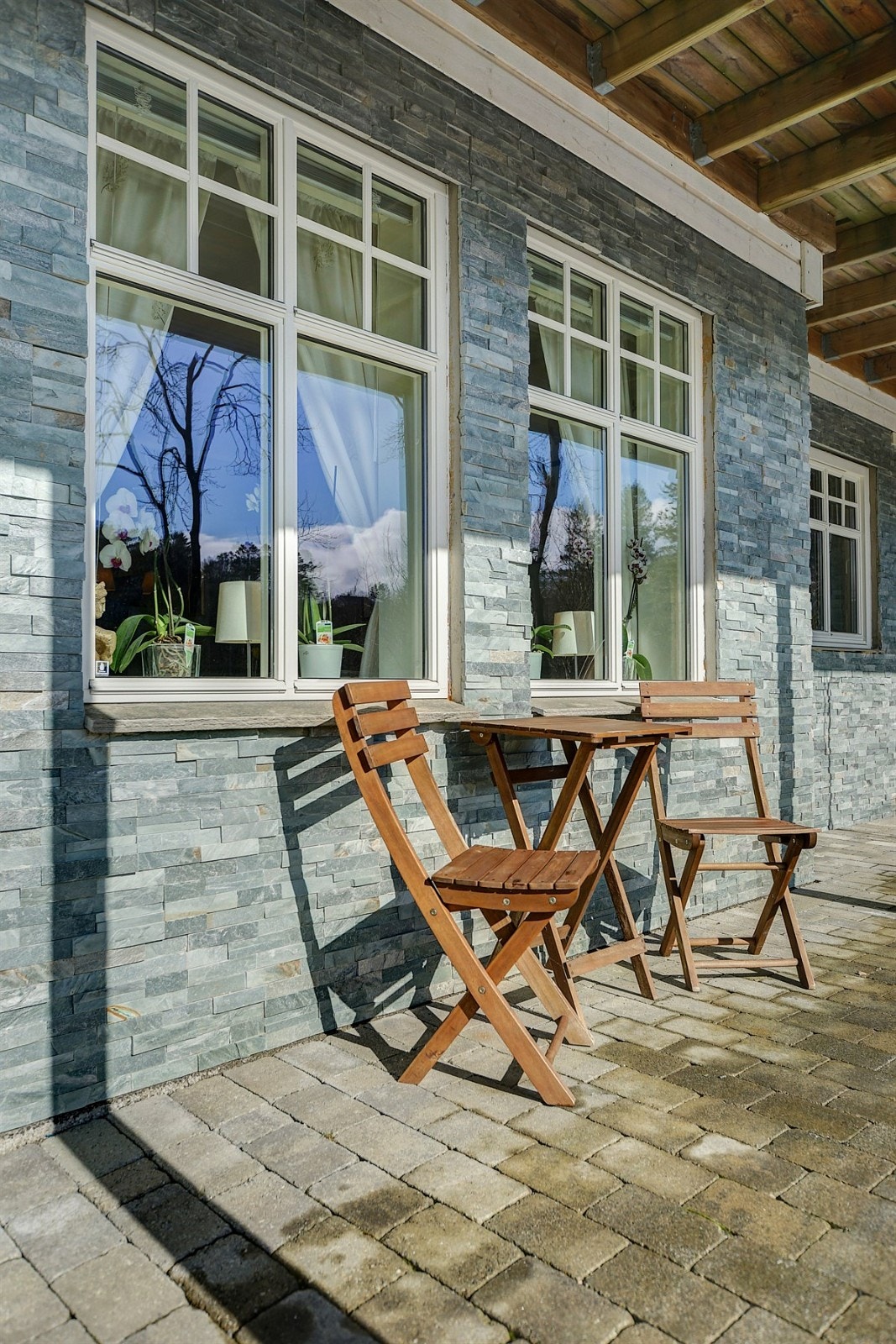 Uteplass ved inngangsparti i underetasjen. Galleribilde