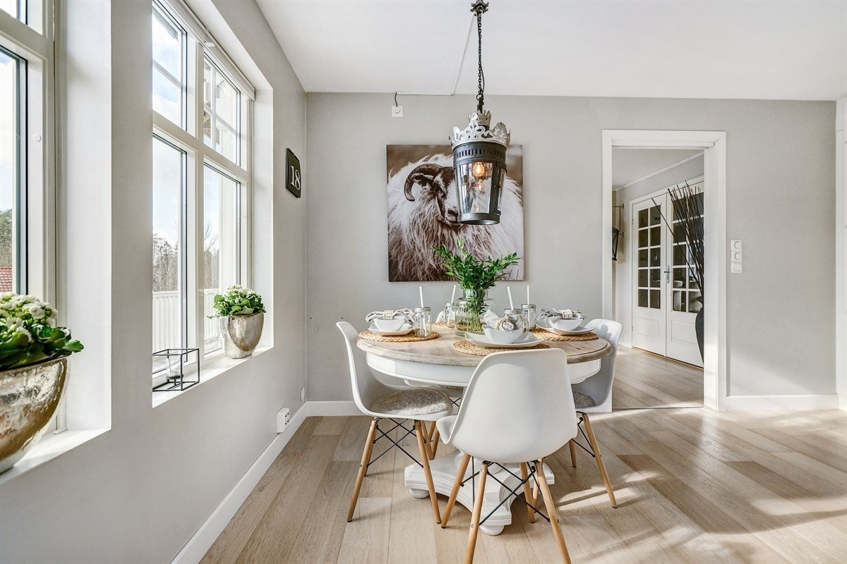 God plass til spisebord på kjøkkenet. Galleribilde