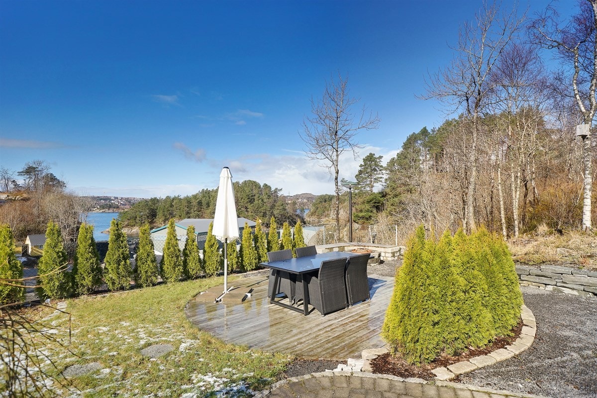 Hagen utenfor stuen på framsiden av boligen. Galleribilde