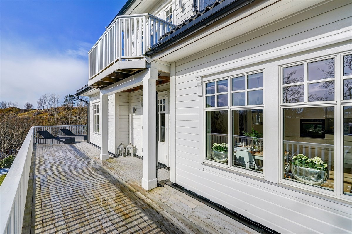 Terrassen går rundt huset til hagen på framsiden. Galleribilde