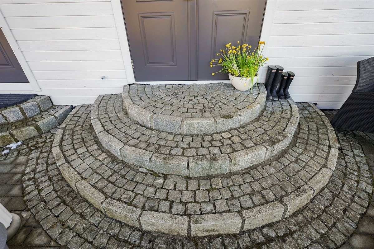 Trappe detaljer i brostein foran alle 3 innganger på framsiden av boligen. Galleribilde