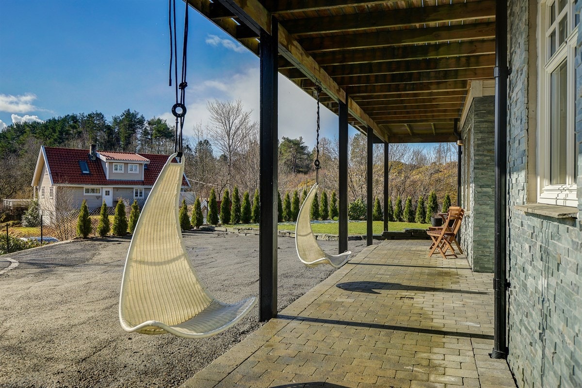 Takoverbygd uteplass i ved inngangspartiet i underetasjen. Galleribilde